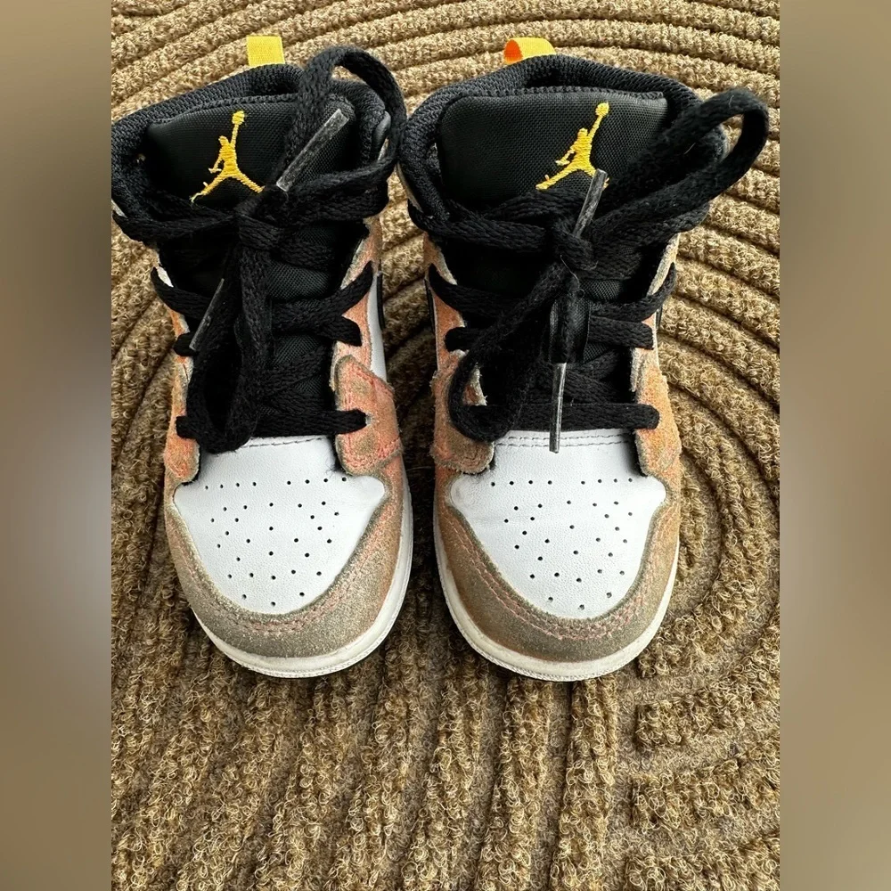 Nike Kids Jordan 1 Mid SE Sneakers Peach White and Gold Retro Girls Boys Toddler